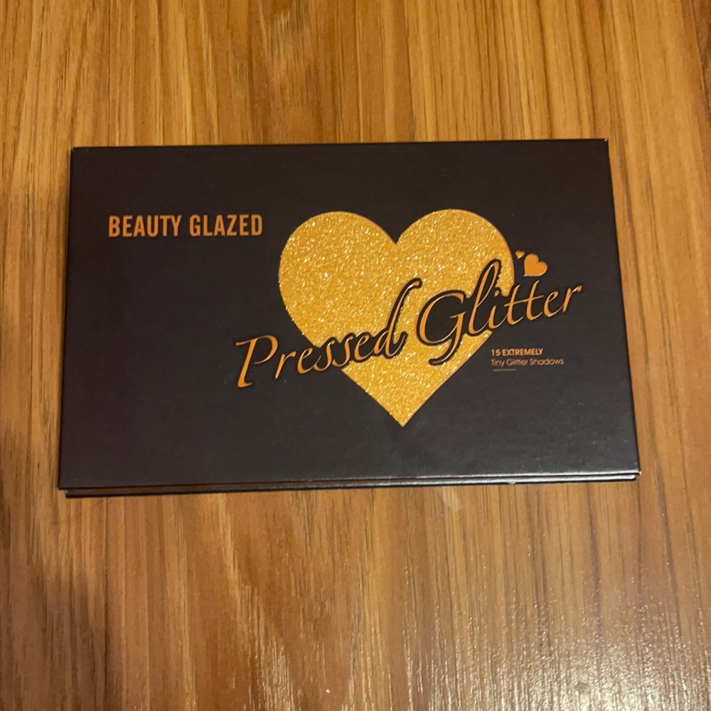 Pressed glitter eyeshadow